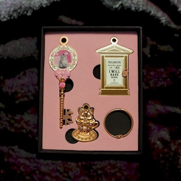 Harry Potter Litjoy Key #17 Pink Professor's Office - Picture 2 of 4